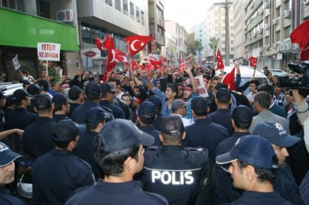 Miting Ardından İzmir Bdp İl Binasına Türk Bayrağı Asıldı