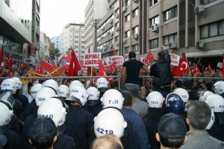 Miting Ardından İzmir Bdp İl Binasına Türk Bayrağı Asıldı