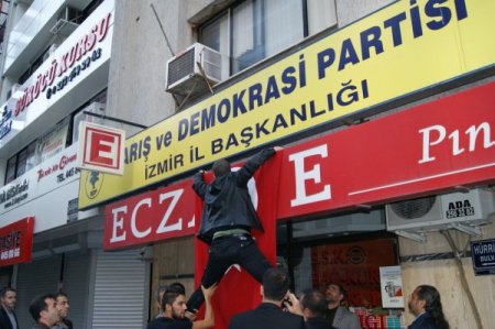 Miting Ardından İzmir Bdp İl Binasına Türk Bayrağı Asıldı