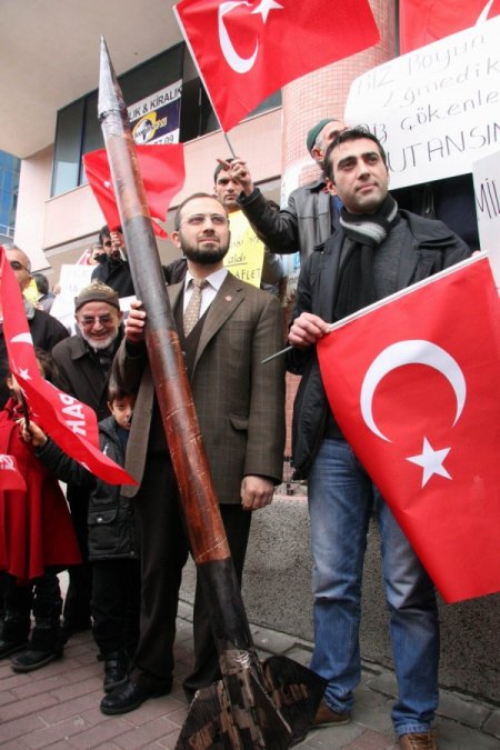 Miting iptalini maket füzeyle protesto ettiler