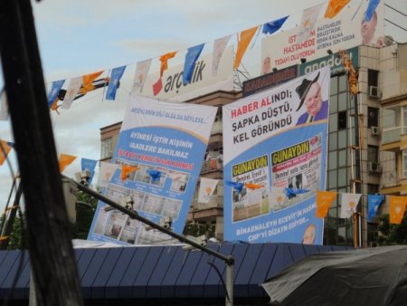 Mitingde Meydanında Demirel'e Afişli Eleştiri: Şapka Düştü, Kel Göründü