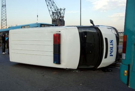 Mitinge Giden Polis Minibüsü Devrildi