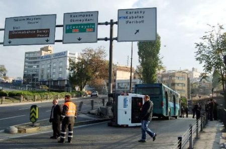 Mitinge Giden Polis Minibüsü Devrildi