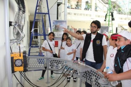 MKÜ, Reyhanlılı öğrencilerin acılarını unutturmaya çalışıyor