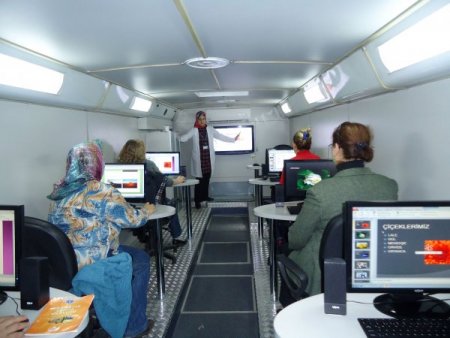 Mobil kurslarla 3 bin kadın bilgisayar öğrendi