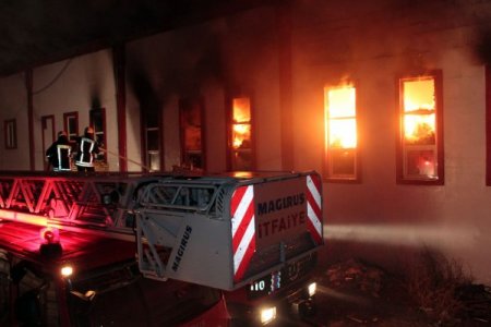 Mobilya fabrikası, çıkan yangında kül oldu