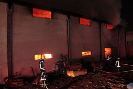 Mobilya fabrikası, çıkan yangında kül oldu