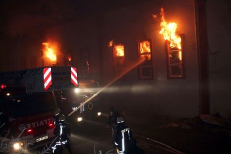 Mobilya fabrikası, çıkan yangında kül oldu