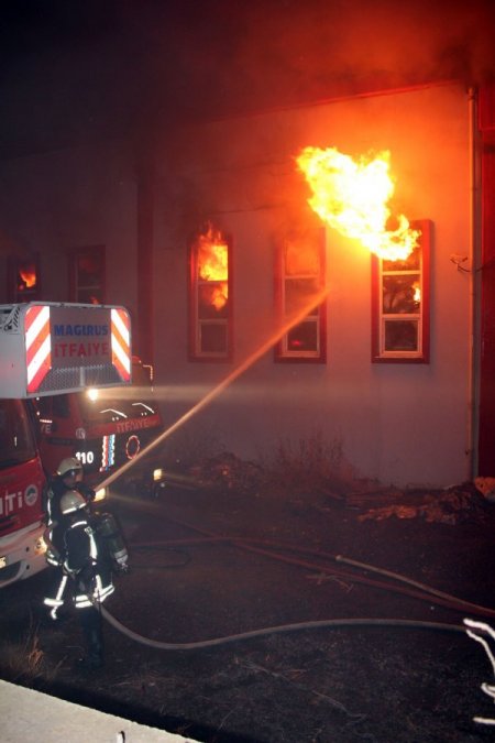 Mobilya fabrikası, çıkan yangında kül oldu