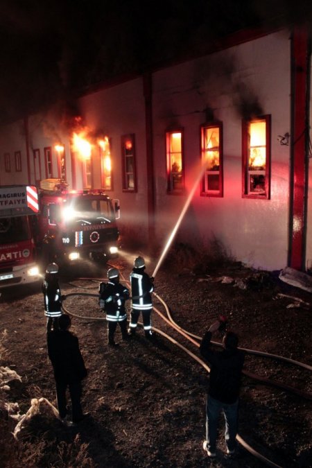 Mobilya fabrikası, çıkan yangında kül oldu
