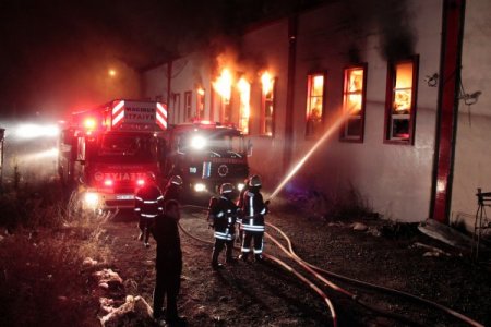 Mobilya fabrikası, çıkan yangında kül oldu