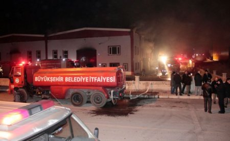 Mobilya fabrikası, çıkan yangında kül oldu