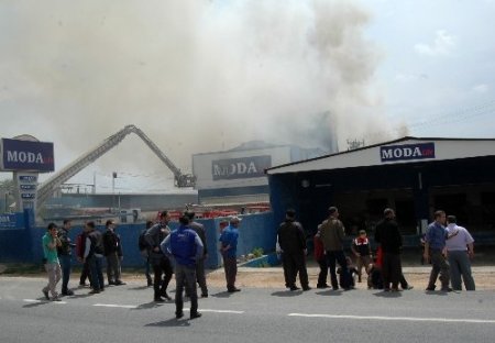 Mobilya fabrikasındaki yangın korkuttu