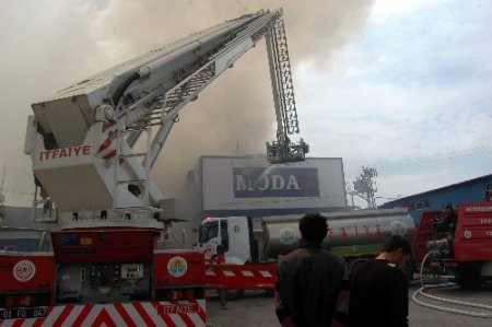 Mobilya fabrikasındaki yangın korkuttu
