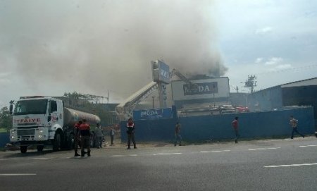 Mobilya fabrikasındaki yangın korkuttu