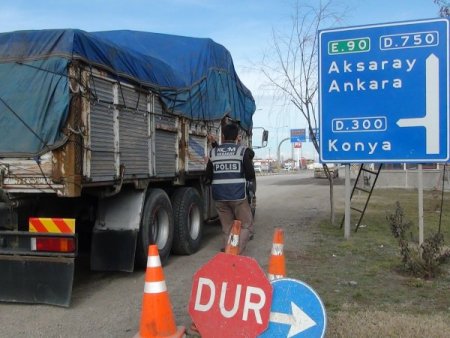 Mobilya içinde esrar sevkiyatı polise takıldı