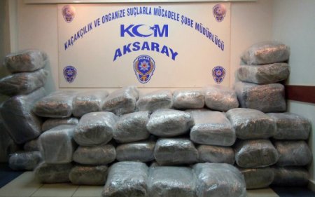 Mobilya içinde esrar sevkiyatı polise takıldı