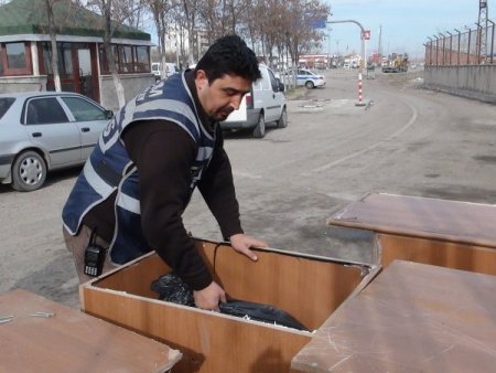 Mobilya içinde esrar sevkiyatı polise takıldı