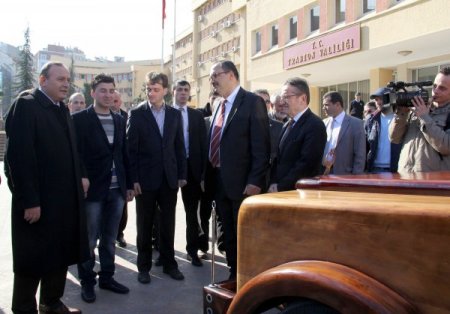 Mobilya ustasının yaptığı ahşap otomobil yollarda