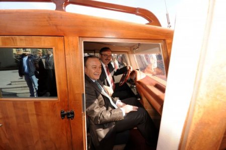 Mobilya ustasının yaptığı ahşap otomobil yollarda