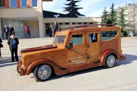 Mobilya ustasının yaptığı ahşap otomobil yollarda