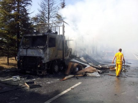 Mobilya yüklü TIR alev alev yandı