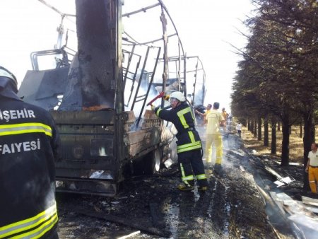 Mobilya yüklü TIR alev alev yandı