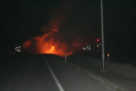 Mobilya yüklü TIR’dan geriye kül yığını kaldı