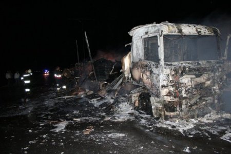 Mobilya yüklü TIR’dan geriye kül yığını kaldı