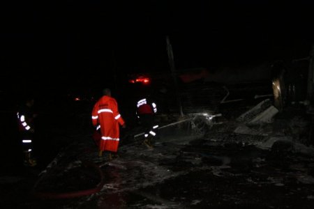 Mobilya yüklü TIR’dan geriye kül yığını kaldı