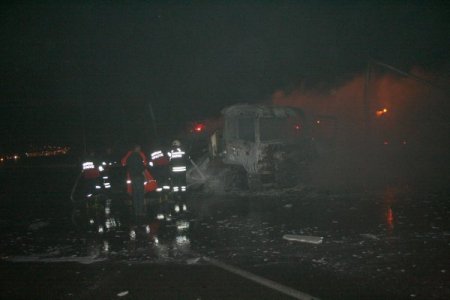 Mobilya yüklü TIR’dan geriye kül yığını kaldı