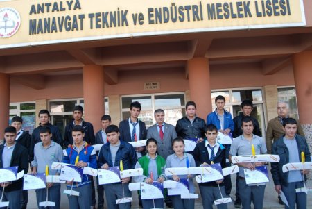 Model Uçak Kursu'nu tamamlayan 21 öğrenci, belgesini aldı