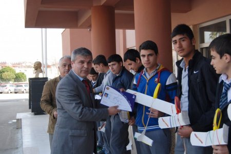 Model Uçak Kursu'nu tamamlayan 21 öğrenci, belgesini aldı