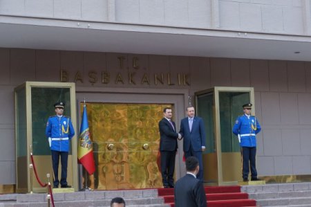 Moldova Başbakanı Filat, Başbakanlık'ta resmi törenle karşılandı