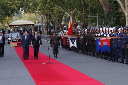 Moldova Başbakanı Filat, Başbakanlık'ta resmi törenle karşılandı