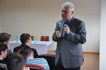 Moldova'nın eski cumhurbaşkanı Türk okulunu ziyaret etti