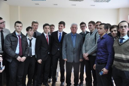 Moldova'nın eski cumhurbaşkanı Türk okulunu ziyaret etti