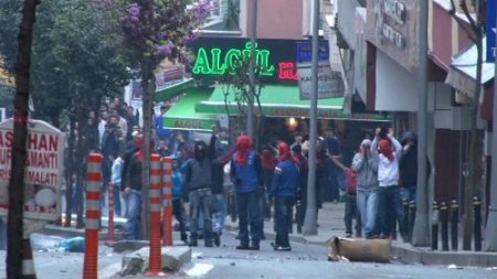 Molotof bombası atan eylemcilere polis müdahalesi