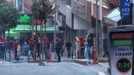 Molotof bombası atan eylemcilere polis müdahalesi