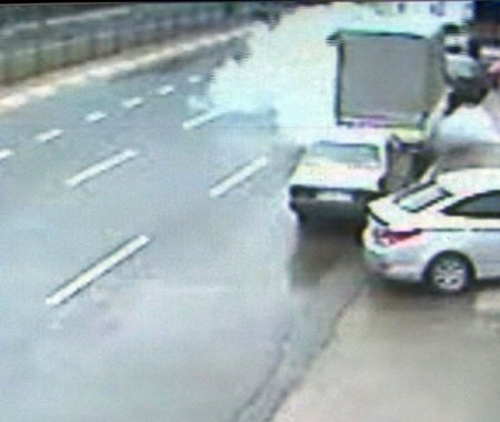 Molotof ve ses bombalı saldırı güvenlik kamerasında