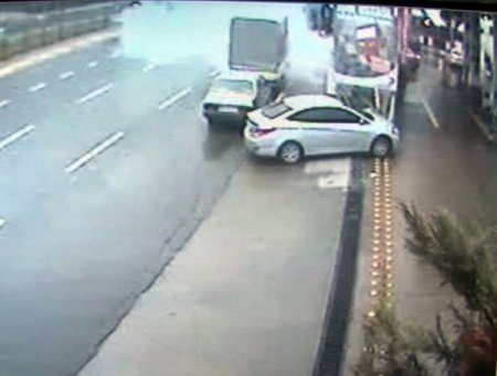 Molotof ve ses bombalı saldırı güvenlik kamerasında