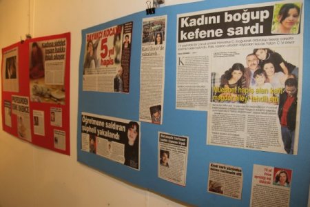 'Mor iz'le gazete küpürlerine yanısyan kadına şiddet haberleri sergileniyor