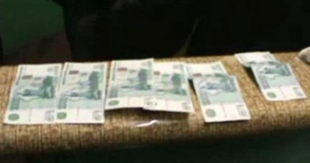 Moskova Metrosu İstasyon Müdürü Haraç Alırken Kameralara Yakalandı