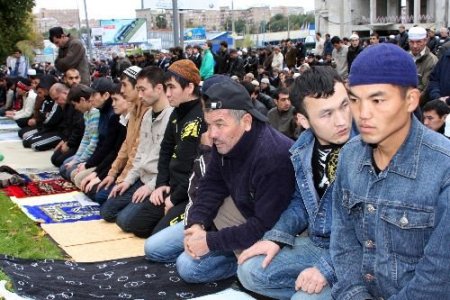 Moskova'da 50 Bin Kişi Sokakta Bayram Namazı Kıldı