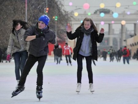 Moskova’da Avrupa’nın En Büyük Buz Pisti Açıldı