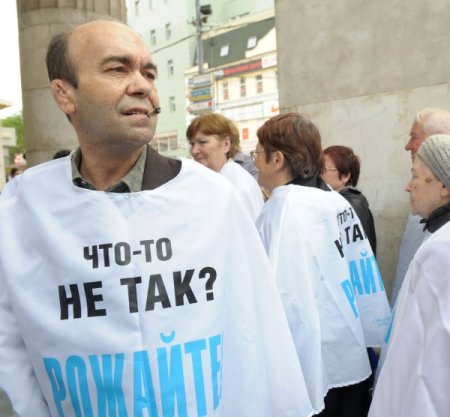 Moskova'da Babuşkalar 'Çocuk Doğurun' Eylemi Düzenledi