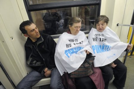 Moskova'da Babuşkalar 'Çocuk Doğurun' Eylemi Düzenledi