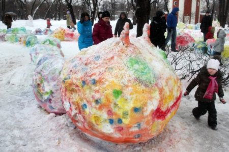 Moskova’da çocuklar kardan dev “tırtıl” yaptı