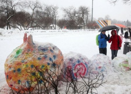 Moskova’da çocuklar kardan dev “tırtıl” yaptı