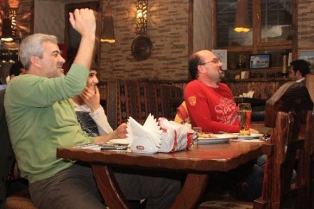 Moskova'da Galatasaray taraftarları şampiyonluğu halay çekerek kutladı (Özel)